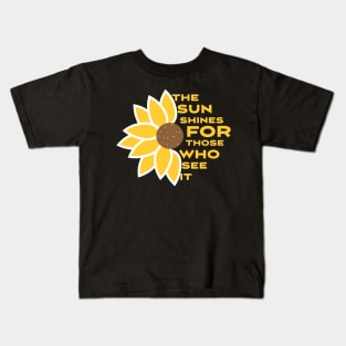 The sun shines for those who see it motivation quote Kids T-Shirt